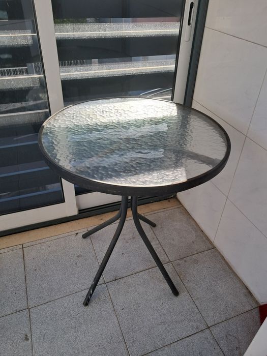 Mesa de apoio de ferro e tampo de vidro redonda