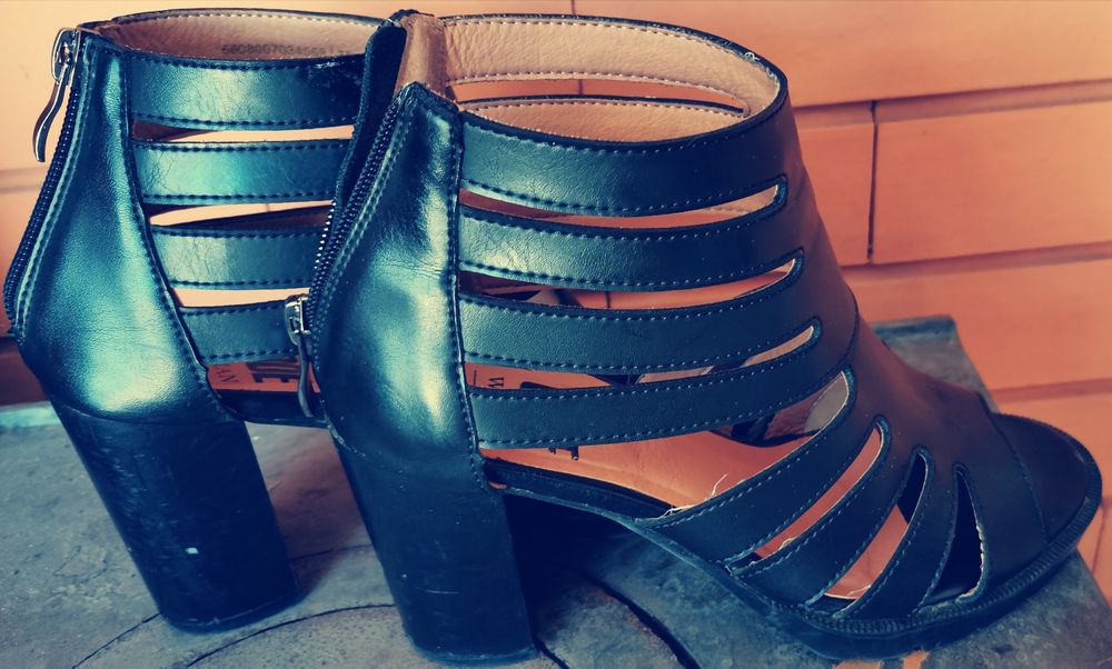 Sandalias de pele novas