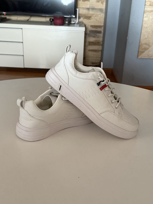 Białe sneakersy meskie