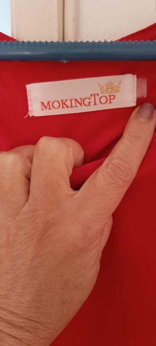 Camisola vermelha aberta de lado usada. Não tem etiqueta, mas veste M.