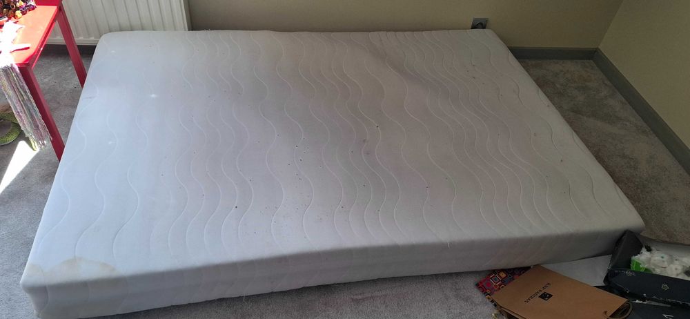 Materac 200x140 uszkodzony oddam za darmo