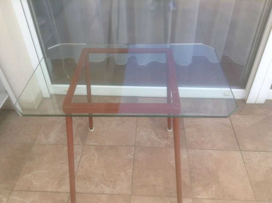 Blat ze szkła hartowanego na stół lub ławę. Wymiar: 74 x 47cm x gr.10mm .