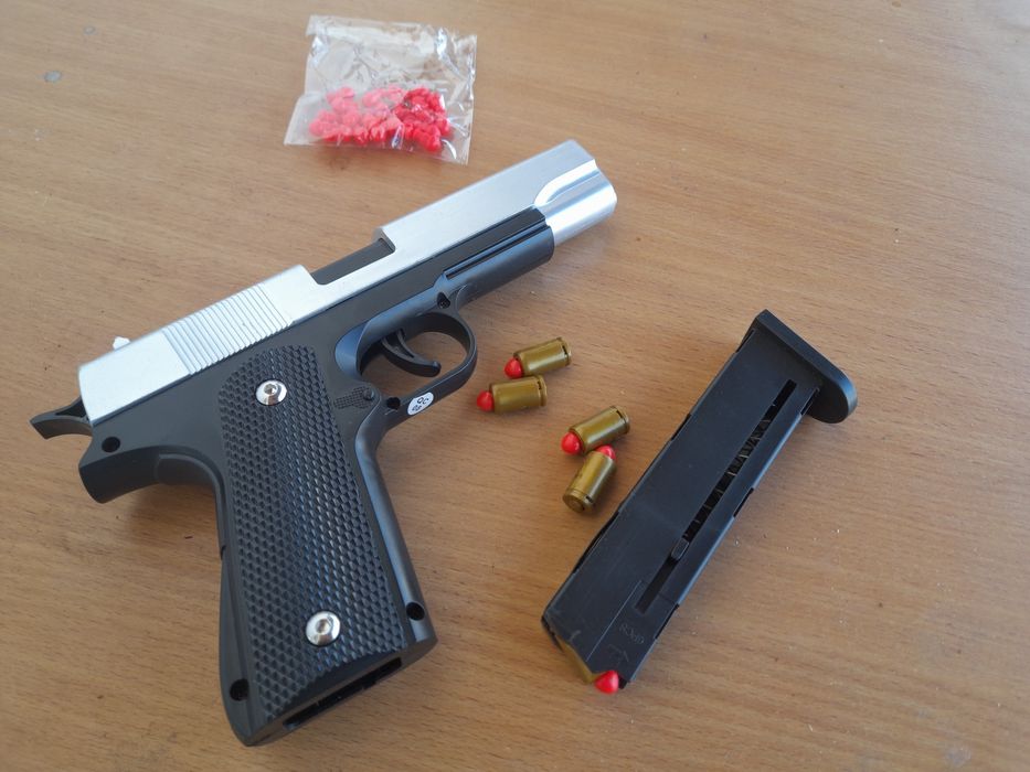 Іграшковий пістолет