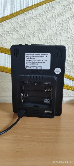 Часы настольные цифровые.