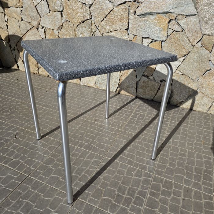 Cadeiras e mesas de restauração