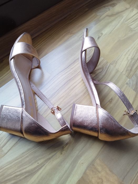 Sprzedam buty na paskach