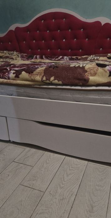 Продам ЛІЖКО  з рожевою мʼякою спинкою та бортиком!