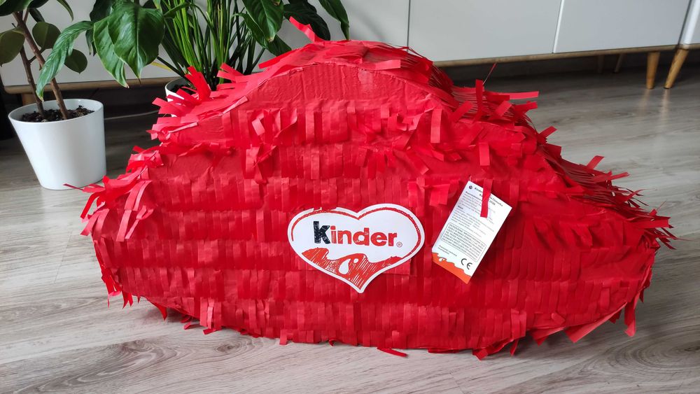 Piniata KINDER + zestaw naklejek do udekorowania.