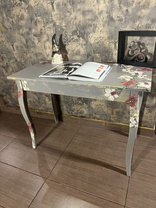 Stolik, biurko lub toaletka