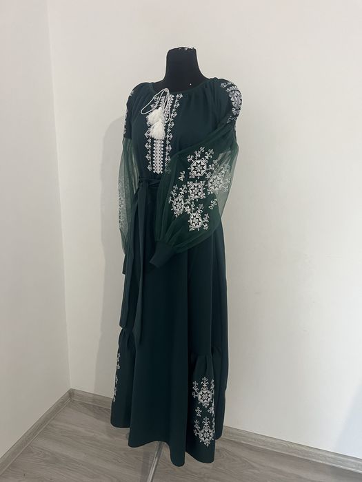 Модні вишиті плаття