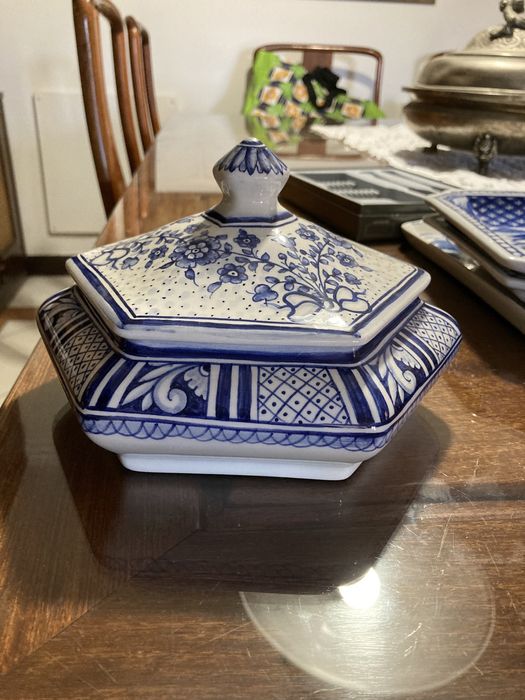 Pote em procelana assinado