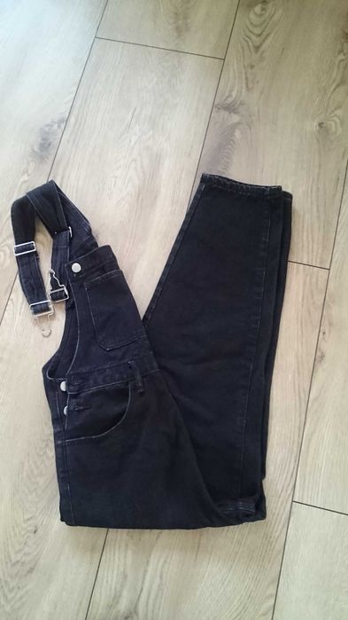 Czarne dżinsowe ogrodniczki