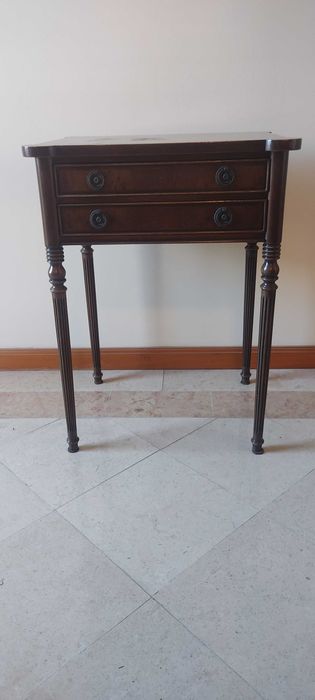 Mesa de apoio em madeira maciça