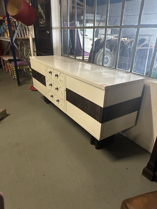 Aparador Lacado de Branco com pormenores em madeira