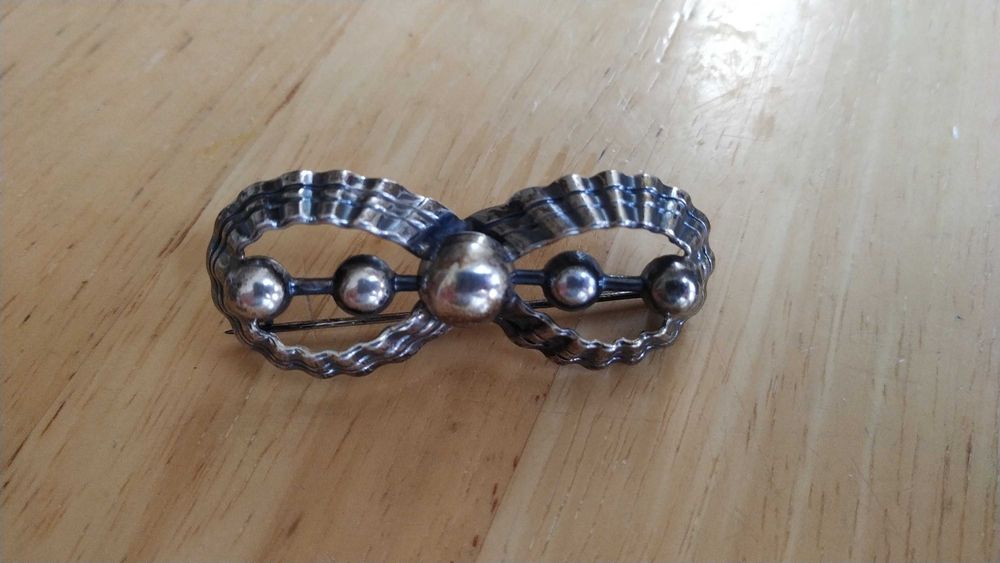 Stara zabytkowa broszka, stare srebro