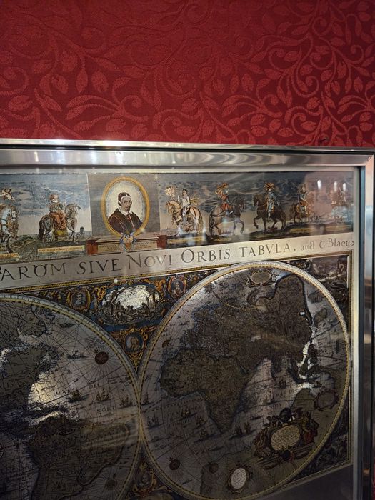 Quadro com reprodução do mapa múndi "Nova Totius Terrarum Sive Novi Orbis Tabula" de Willem Blaeu,