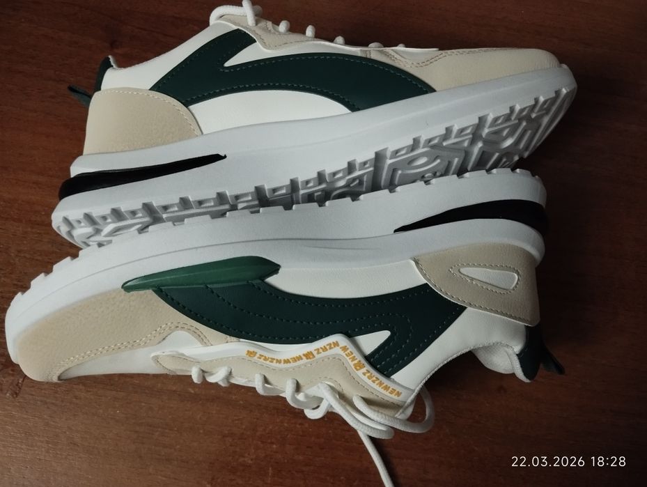 Кросівки чоловічі