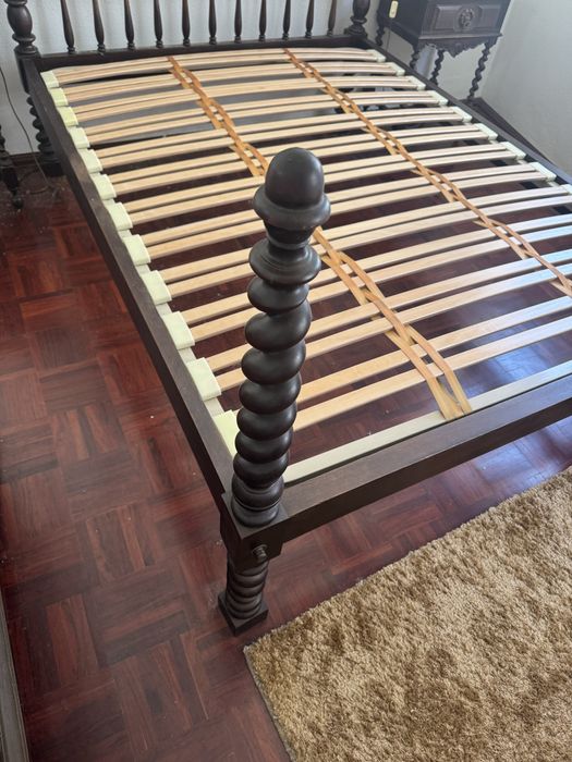 Cama antiga de madeira feita a mão