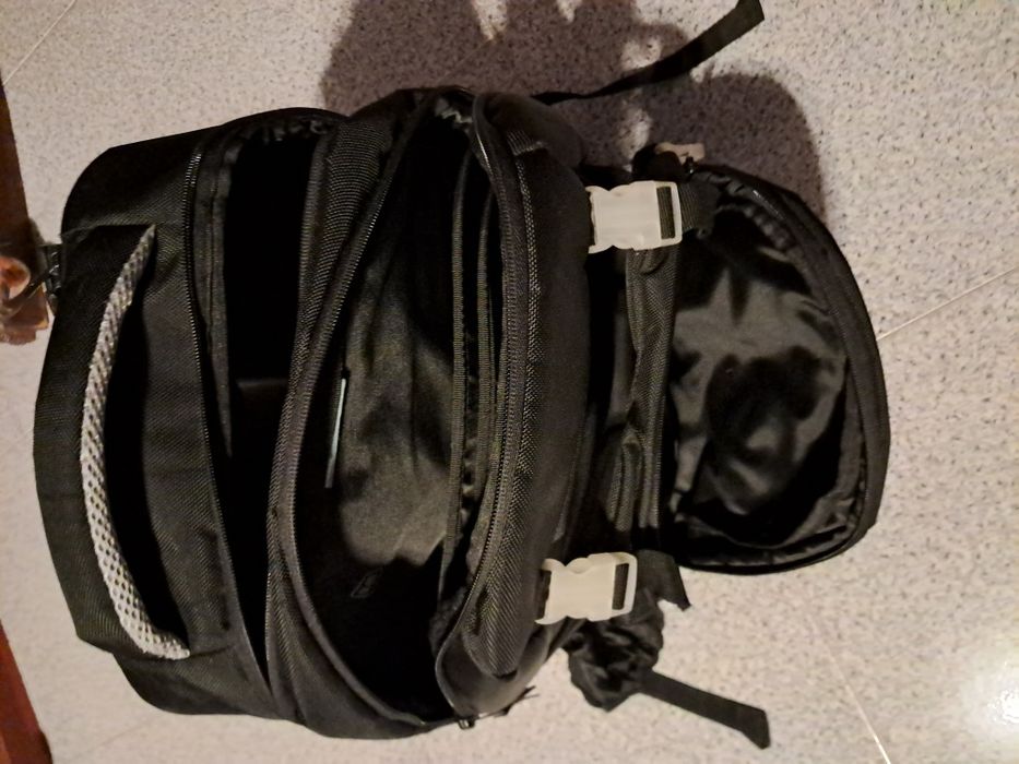 Mochila com trolley acolchoada com várias bolsas como nova