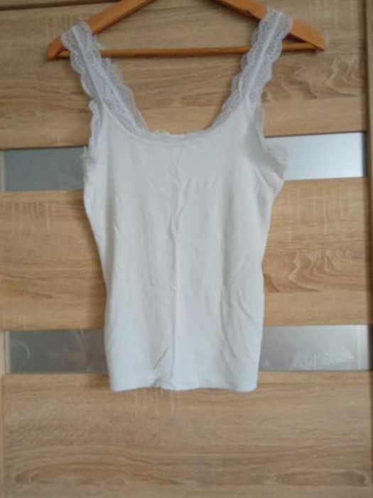 Biały prążkowany podkoszulek z koronką