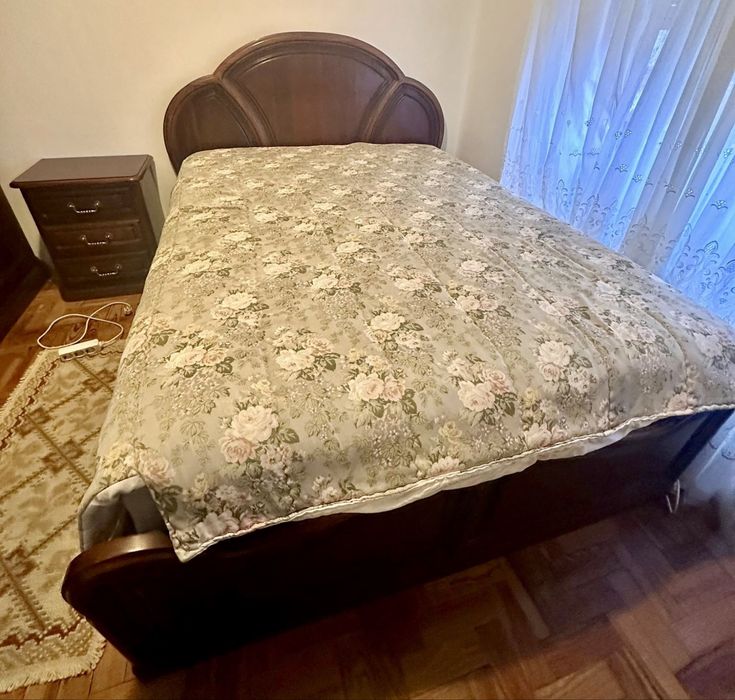 Quarto de casal completo em madeira - cama de casal , roupeiro cómoda e mesa de cabeceira