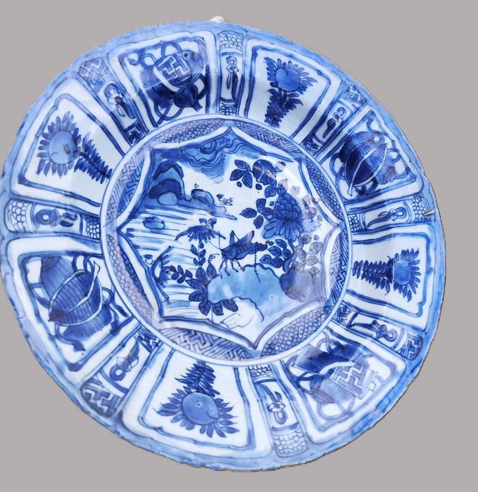 Prato em porcelana chinesa,
Século XVII (Período Ming Wanli).