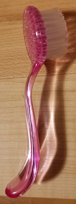 Nowa różowa szczoteczka do masażu twarzy