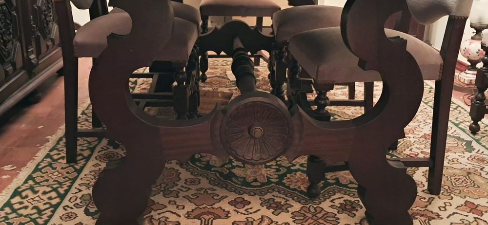 Mesa de sala de jantar(1,90X1,00) , cadeiras-15€