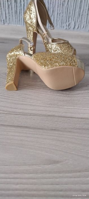 Buty na obcasie złote
