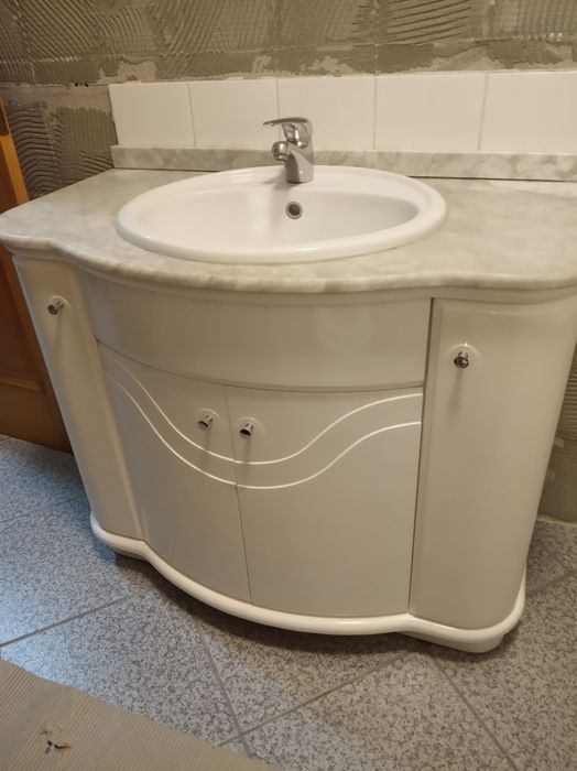 Móvel de casa de banho com Lavatório e Torneira Mono Comando.