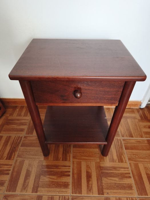2 mesa de cabeceira em madeira