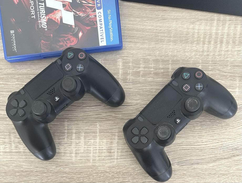Conjunto de ps4 500gb , 2 comandos , fones hyperx e jogo
