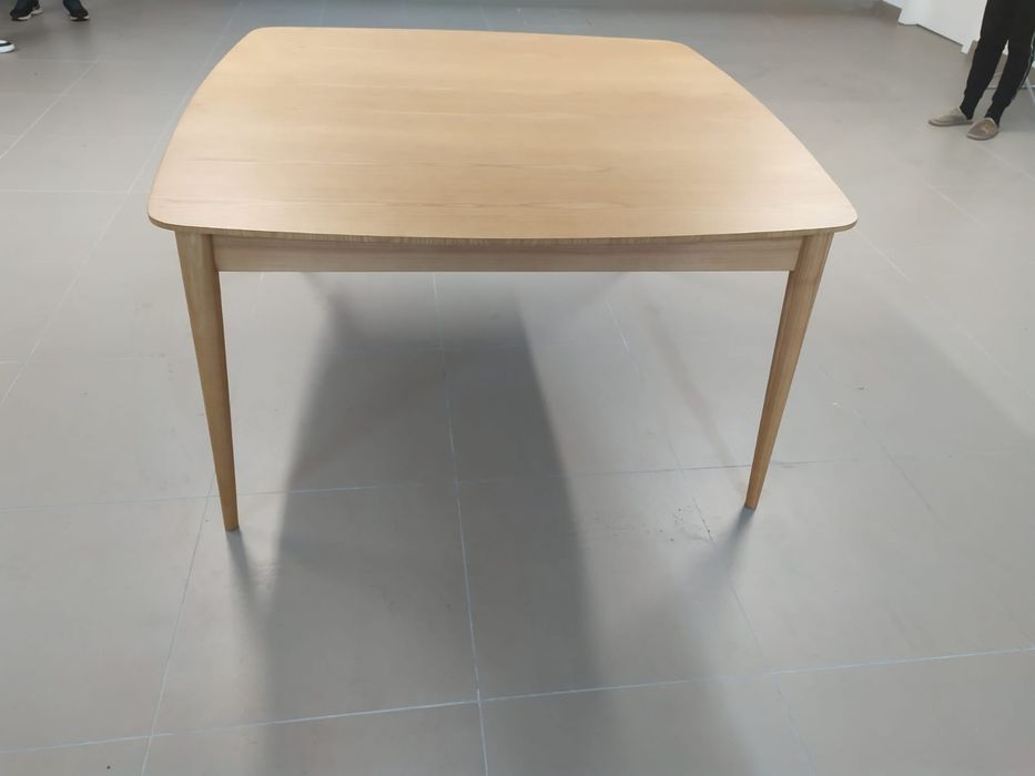Mesa de jantar 1,40x1,40m em carvalho