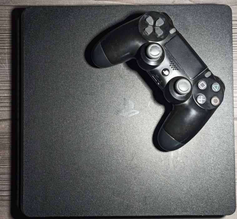 PlayStation 4 slim 500gb + 2 pady + 3 gry