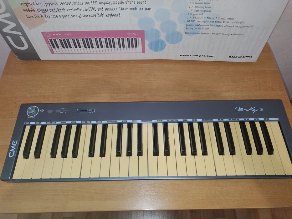 Продам/обменяю миди-клавиатуру CME M-key 49 V2 сумка в подарок
