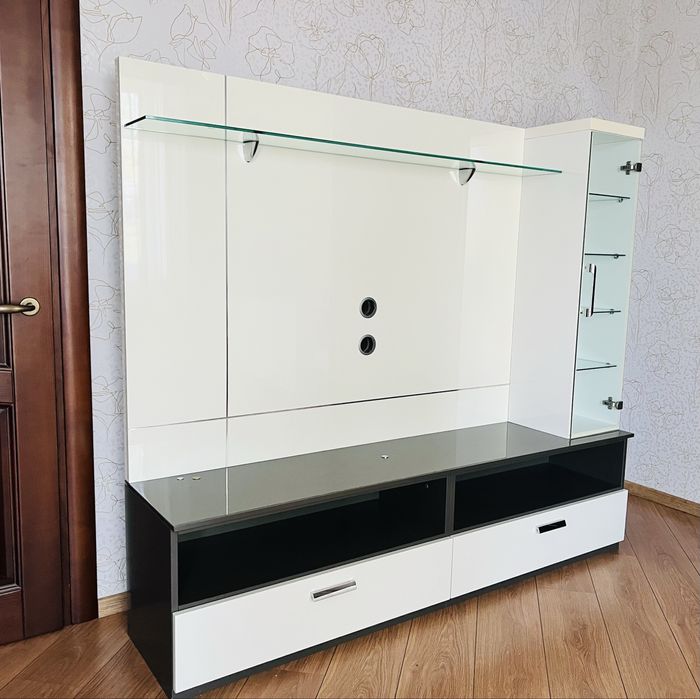Сучасна італійська тумба під ТВ, 180 см, скло, білий глянець