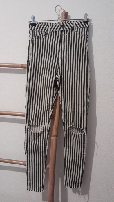 Calças skinny rasgadas Bershka riscas brancas e pretas