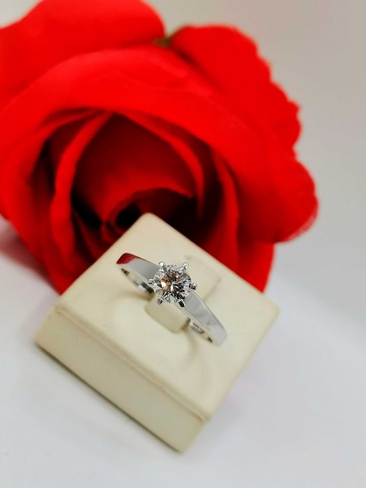 Złoty pierścionek z brylantem 0,61 ct/18k