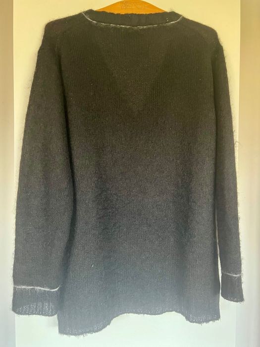 Czarny sweter marki Prada