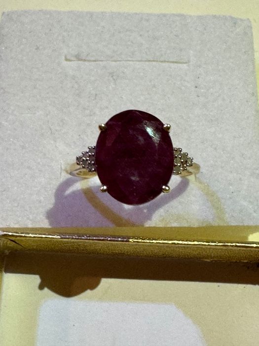 Złoty pierścionek z rubinem 4,20ct., i brylantami