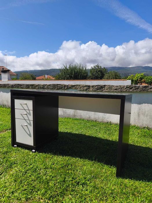 Secretária com tampo em vidro + móvel de apoio com gavetas