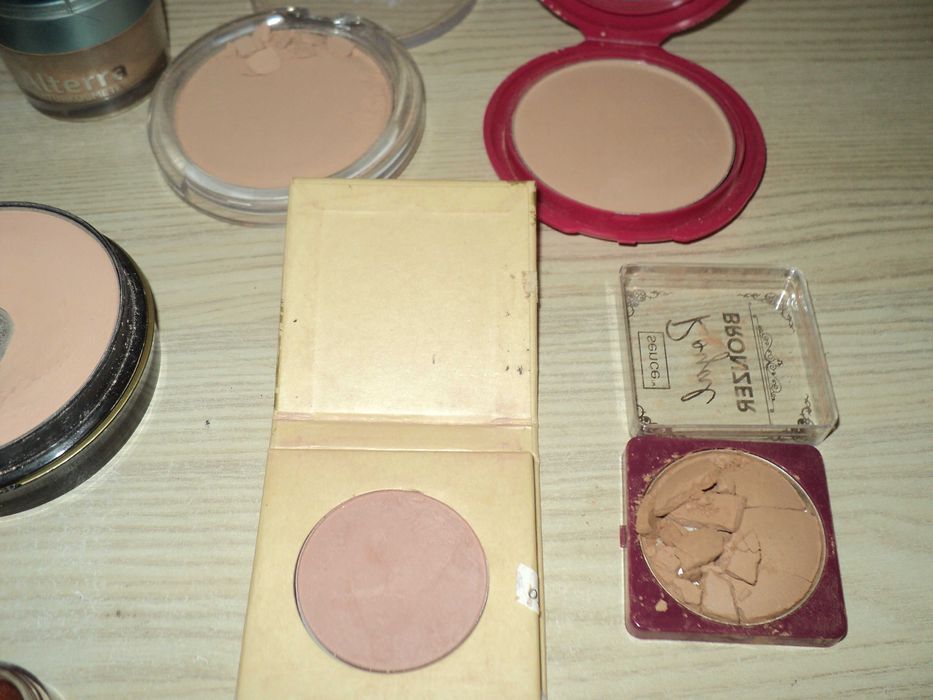 Pudry, cienie do oczu, róże i inne kosmetyki 9 sztuk