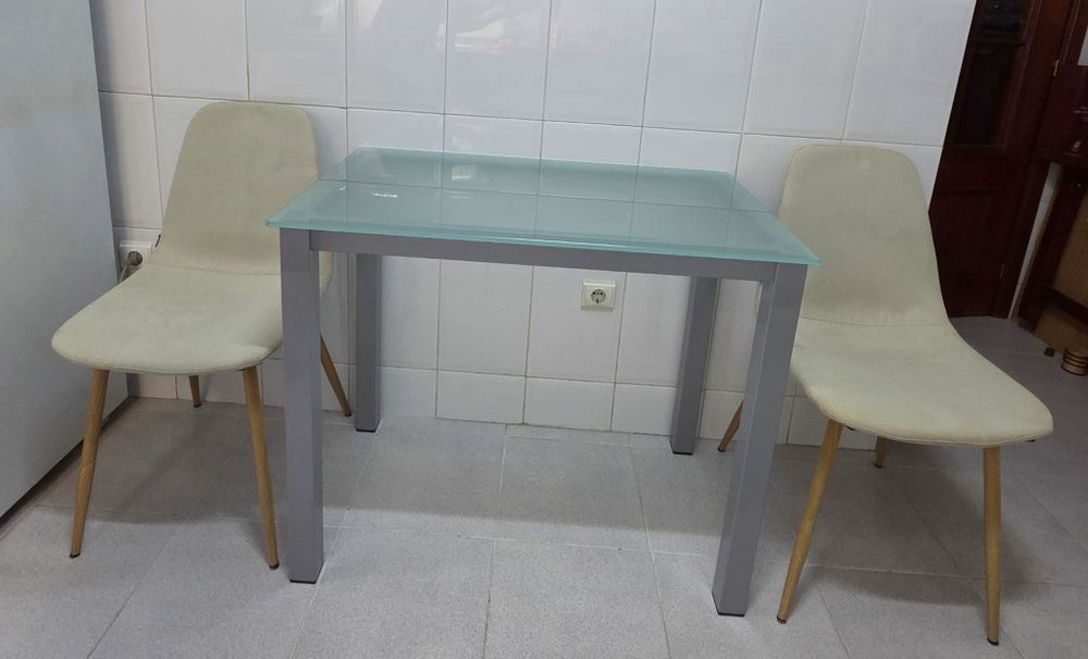 Conjunto mesa e cadeiras