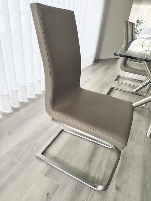 Mesa e cadeiras sala jantar