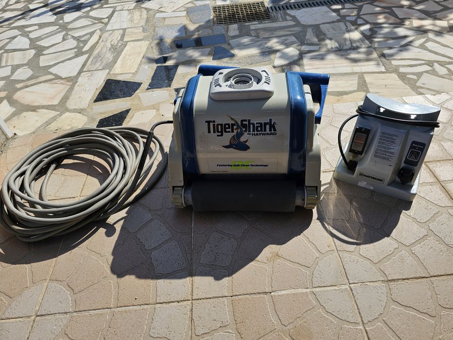 Robo piscina Tiger shark