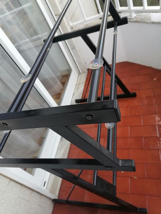Escrivaninha ou mesa de sala com 2 vidros