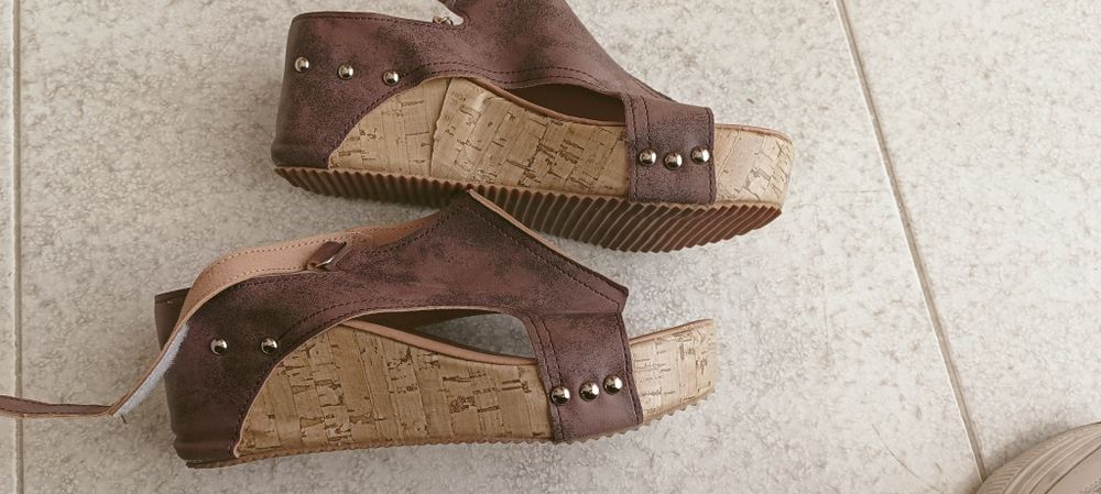 Sandália compensada