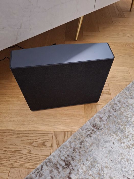 Głośnik subwoofer Sharp.