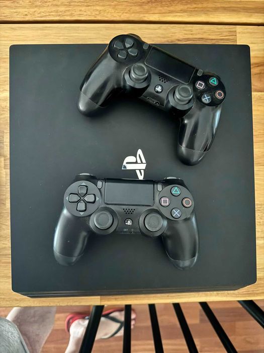 PS4 Pro 1TB + dois comandos e base de carregamento