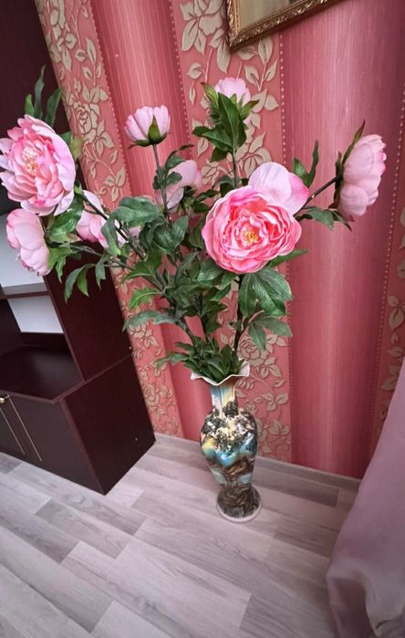 Искуственные цветы пионы и напольна вазая